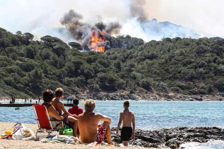Bagnanti in spiaggia durante gli incendi   a Saint-Tropez, 25 luglio 2017 (Afp, Valery Hache)
