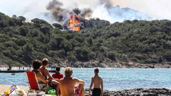 Bagnanti in spiaggia durante gli incendi   a Saint-Tropez, 25 luglio 2017 (Afp, Valery Hache)