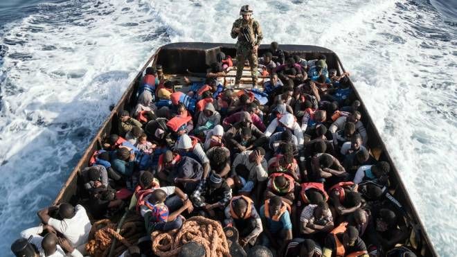 Un gruppo di migranti su una nave della guardia costiera libica, 27 giugno 2017 (Afp, Taha Jawashi)