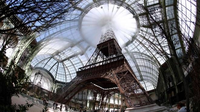 Una riproduzione della Tour Eiffel sotto la cupola del Grand Palais durante la sfilata di Chanel, 4 luglio 2017 (Afp, Francois Guillot)