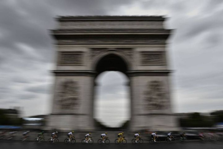 Chris Froome in maglia gialla sotto l'Arco di Trionfo a Parigi, durante il Tour de France, 23 luglio 2017 (Jeff Pachoud)