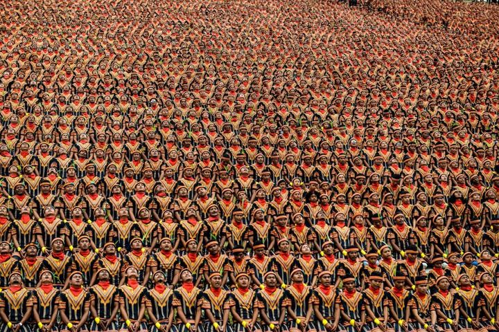 Indonesia, oltre 10mila per la danza Saman (Afp, 12 agosto 2017)