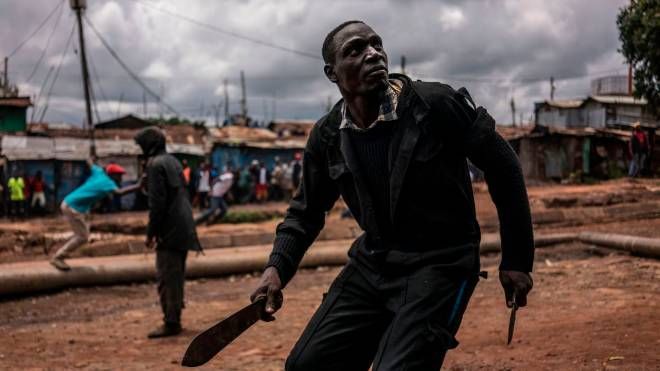 Proteste in Kenya durante le elezioni: un manifestante brandisce un machete e un coltello durante gli scontri con le forze di polizia a Kibera, Nairobi. 26 ottobre 2017 (Afp, Marco Longari)
