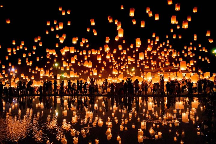Yee Peng il festival delle lanterne illumina il cielo thailandese nella città  di Chiang Mai, 3 novembre 2017 (Afp, Roberto Schmidt)