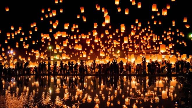 Yee Peng il festival delle lanterne illumina il cielo thailandese nella città  di Chiang Mai, 3 novembre 2017 (Afp, Roberto Schmidt)