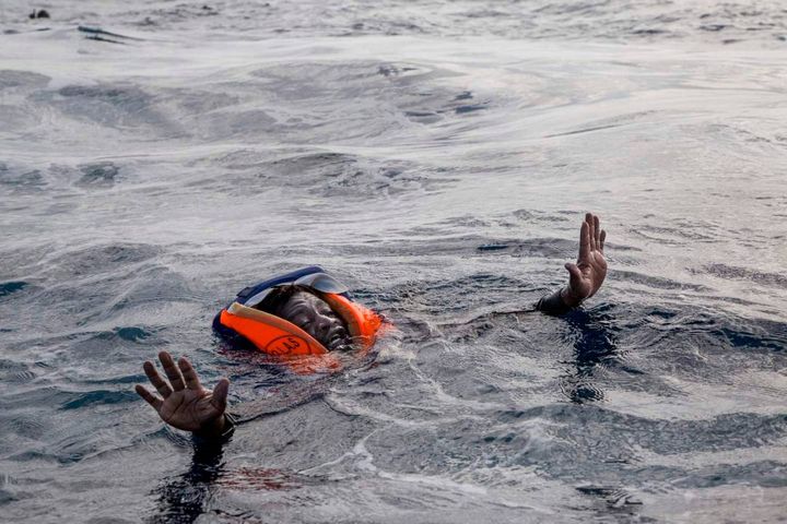 Un migrante nel Mediterraneo durante le operazioni di salvataggio della Ong tedesca Sea-Watch, 6 novembre 2017 (Afp, Alessio Paduano)