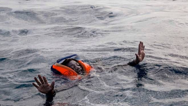 Un migrante nel Mediterraneo durante le operazioni di salvataggio della Ong tedesca Sea-Watch, 6 novembre 2017 (Afp, Alessio Paduano)