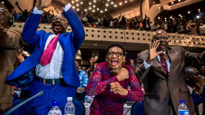 Zimbabwe, i membri del parlamento festeggiano dopo le dimissioni di Mugabe, 21 novembre 2017 (Afp, Jekesai Njikizana)
