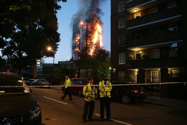 Londra, l'incendio della Grenfell Tower, 14 giugno 2017 (Daniel Leal Olivas)  