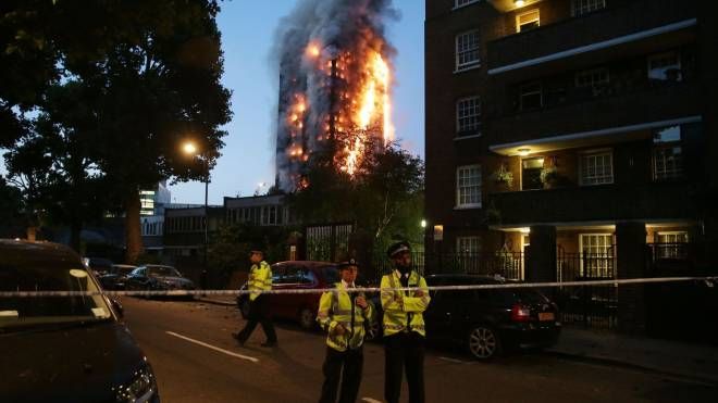 Londra, l'incendio della Grenfell Tower, 14 giugno 2017 (Daniel Leal Olivas)  