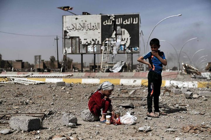 Bambini iracheni tra le macerie di Mosul,  12 marzo 2017 (Afp, Aris Messinis)
