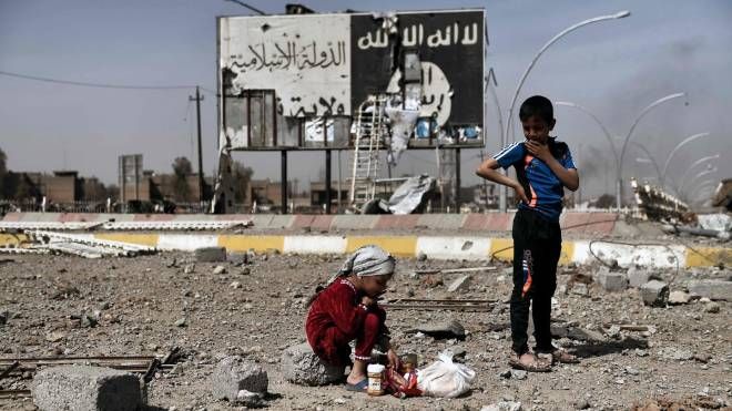 Bambini iracheni tra le macerie di Mosul,  12 marzo 2017 (Afp, Aris Messinis)