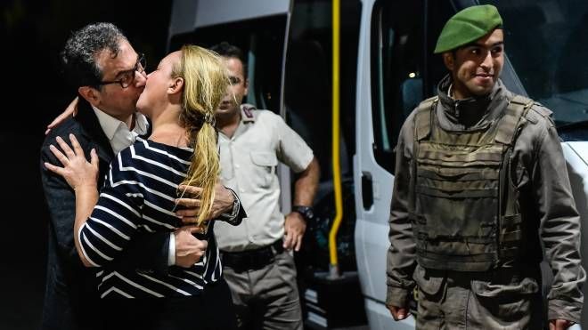 Turchia, il giornalista scarcerato Kadri Gursel bacia la moglie, 26 settembre 2017 (Afp, Yasin Akgul)
