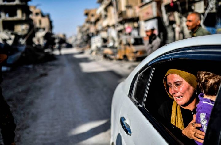 Una donna piange mentre guarda la sua casa a Raqqa, 20 ottobre 2017 (Afp, Bulent Kilic)