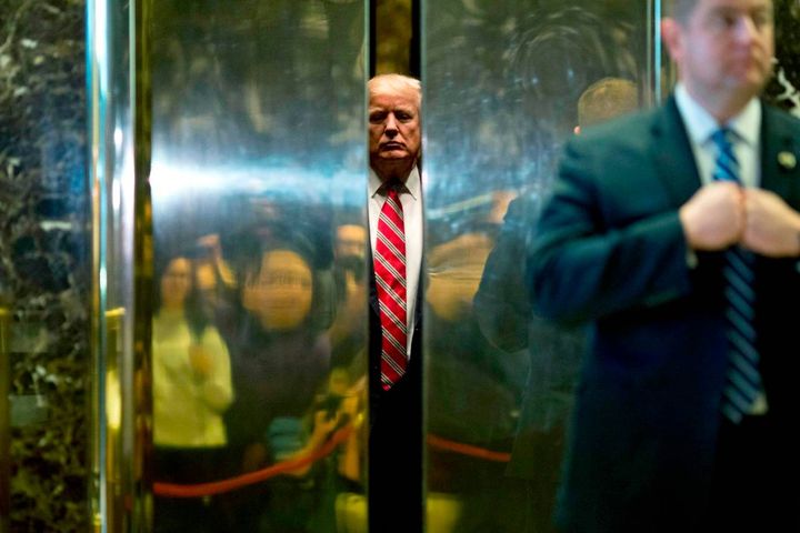 Donald Trump in ascensore dopo l'incontro con il figlio di Martin Luther King, 16 gennaio2017 (Afp, Dominick Reuter)