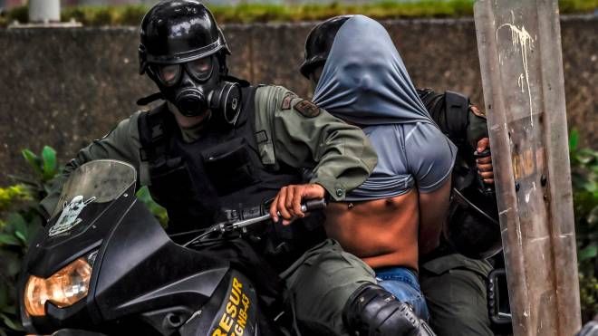Venezuela, la polizia arresta un oppositore di Maduro, 22 luglio 2017 (Afp, Juan Barreto)