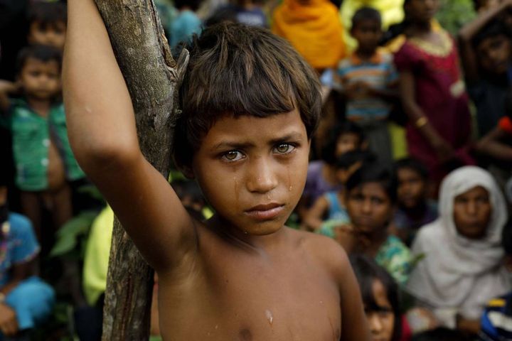 Una piccola rifugiata Rohingya fuggita dal Myanmar in Bangladesh, 6 settembre 2017 (Afp, Km Asad)