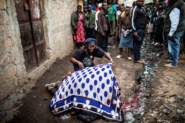Kenya, una madre copre il corpo del figlio ucciso durante gli scontri dopo le elezioni, 9 agosto 2017 (Afp, Marco Longari)