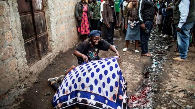 Kenya, una madre copre il corpo del figlio ucciso durante gli scontri dopo le elezioni, 9 agosto 2017 (Afp, Marco Longari)