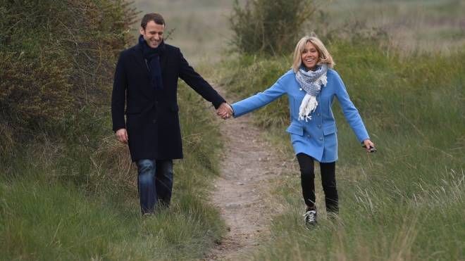 Il presidente francese Emmanuel Macron e la moglie Brigitte, 22 aprile 2017 (Afp, Eric Feferberg)