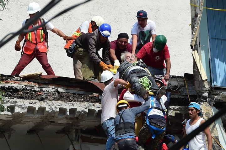 Un uomo tratto in salvo dalle macerie del devastante terremoto in Messico del 19 aprile 2017 (Afp, Ronaldo Schemidt)