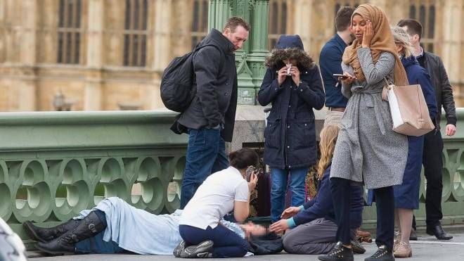 La donna col velo "indifferente" durante l'attentato di Londra 