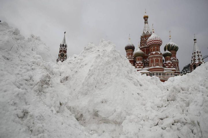La bufera di neve che ha sepolto Mosca (foto Ansa)