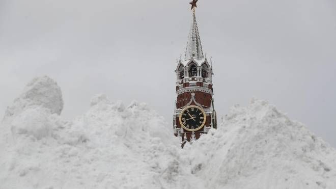 La bufera di neve che ha sepolto Mosca (foto Ansa)