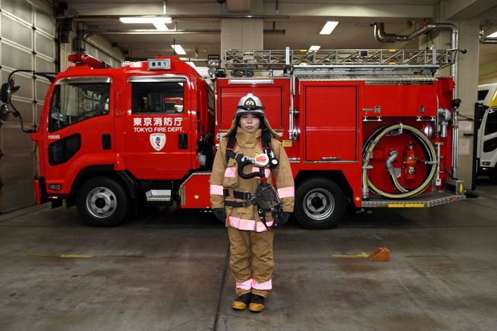 Ran Namise, 24 anni, pompiere nel distretto di Tokyo (Lapresse)