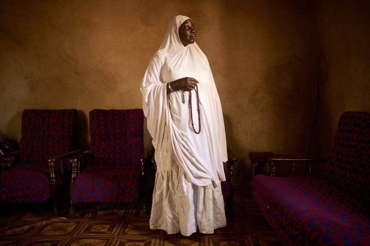 Houssa Nientao, 64 anni, una delle poche donne marabutto di Bamako (Lapresse)