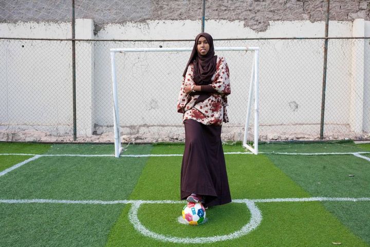 Marwa Mauled Abdi, 24 anni, giocatrice e allenatrice di calcio in Somalia (Lapresse)