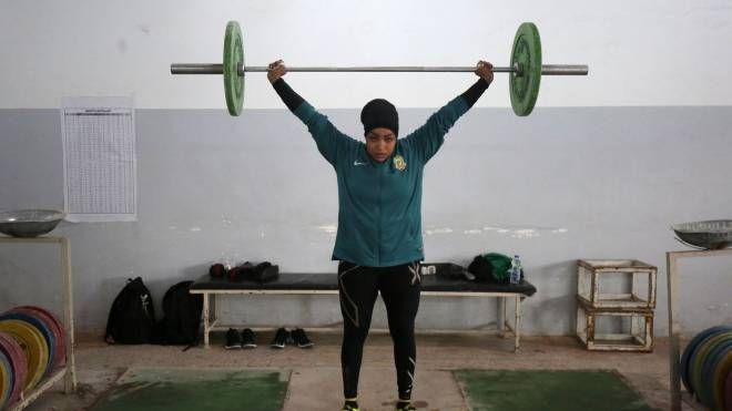 Huda Salem, 20 anni, membro della squadra irachena di sollevamento pesi (Lapresse)