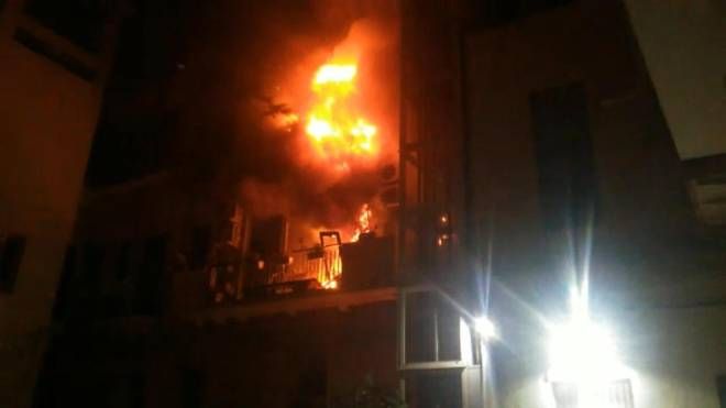 Messina, l'appartamento in fiamme nella notte (Ansa)