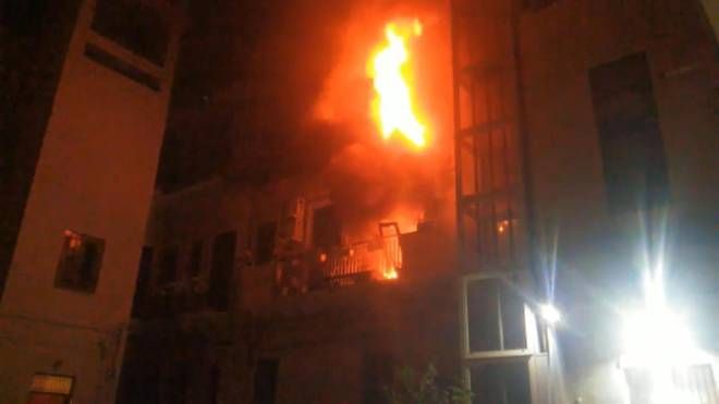 Messina, l'appartamento in fiamme nella notte (Ansa)