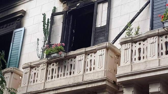 Il balcone dell'appartamento andato a fuoco (Ansa)