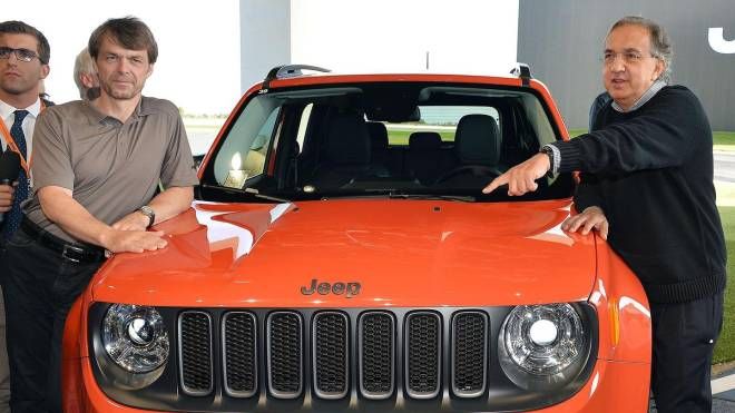 Sergio Marchionne e Mike Manley nel 2014 in occasione della presentazione della Jeep Renegade a Balocco (Ansa)