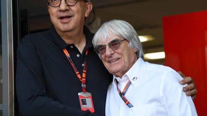Sergio Marchionne e Bernie Ecclestone nel 2015 (Ansa)