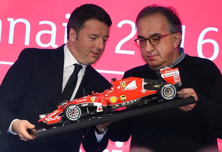 Con Matteo Renzi nel giorno del debutto di Ferrari in Borsa, il 4 gennaio 2016 (Ansa)