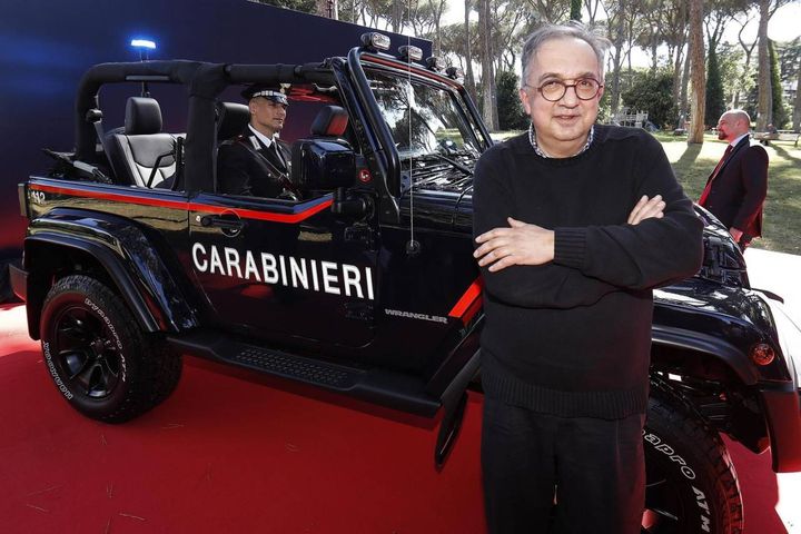 Durante la consegna della Jeep Wrangler ai Carabinieri il 26 giugno 2018 (Ansa)