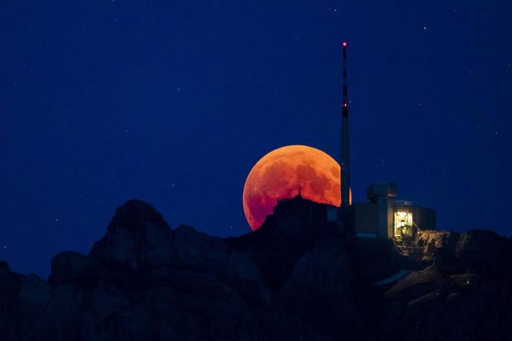 La Luna sorge dietro il Säntis, 2502 metri, nelle Prealpi svizzere (Ansa)
