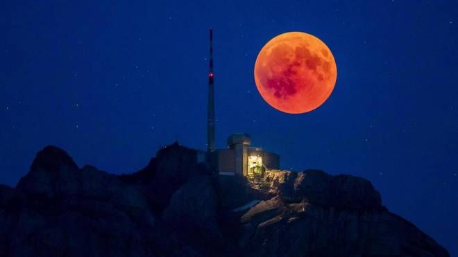 La Luna sorge dietro il Säntis, 2502 metri, nelle Prealpi svizzere (Ansa)