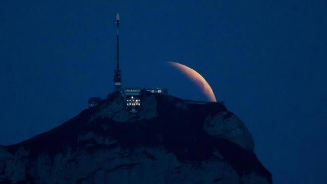 La Luna sorge dietro l'Hoher Kasten, 1794 metri, nelle Prealpi svizzere (Ansa)