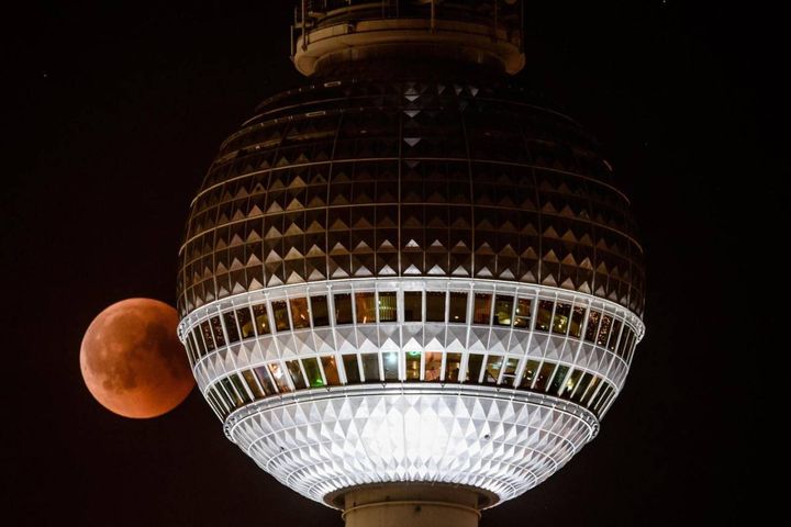 La Luna Rossa spunta dietro la Tv Tower di Berlino (Ansa)