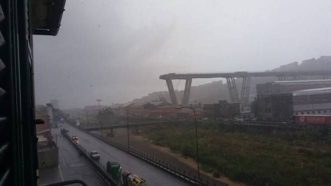 Il ponte Morandi crollato a Genova (Ansa)
