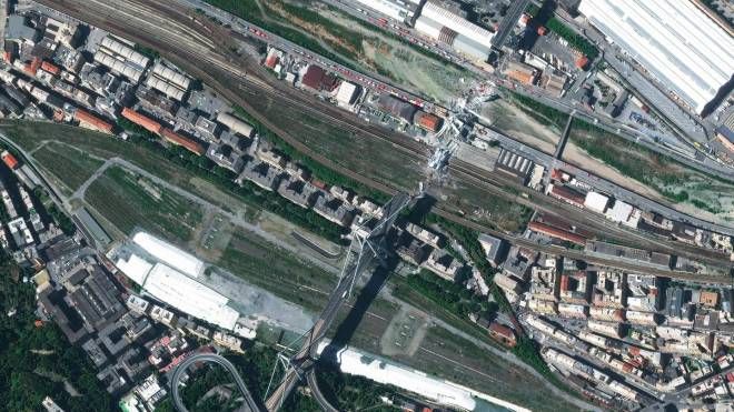 Un'immagine satellitare del ponte Morandi crollato a Genova (Ansa)