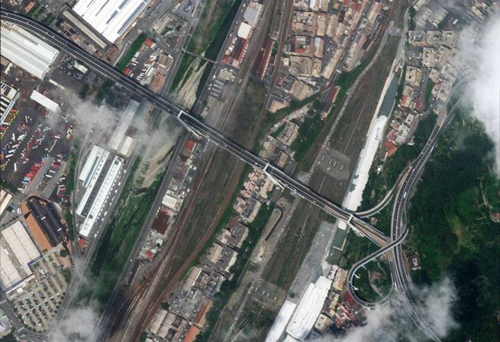 Un'immagine satellitare del ponte Morandi crollato a Genova (Ansa)