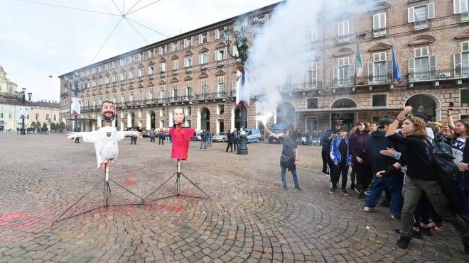Torino, bruciati i manichini dei vicepremier Matteo Salvini e Luigi Di Maio (Ansa)
