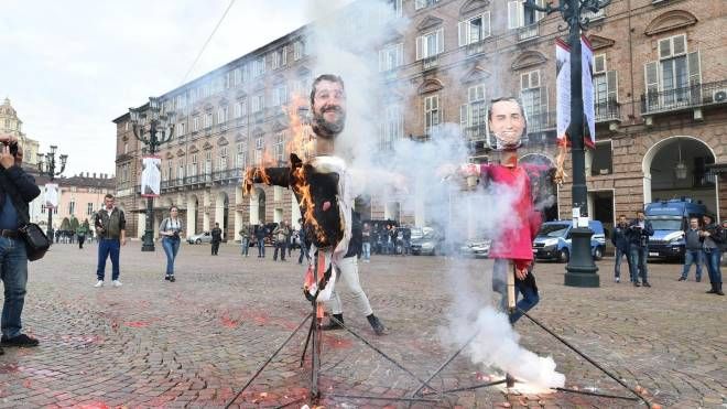 Torino, bruciati i manichini dei vicepremier Matteo Salvini e Luigi Di Maio (Ansa)