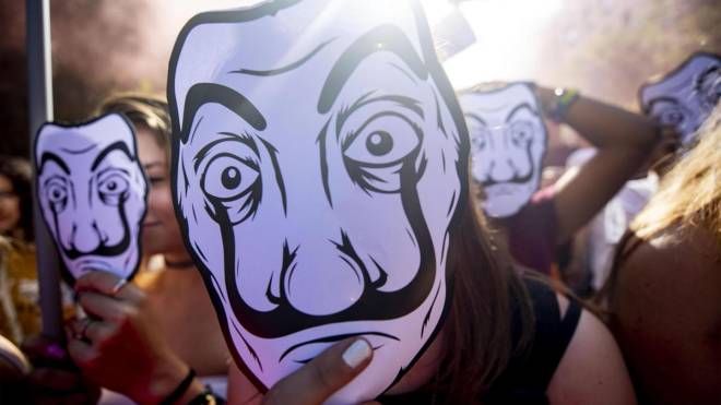 Roma, gli studenti in piazza con la maschera di Dalì come i protagonisti della serie tv 'La casa di carta' (Ansa)