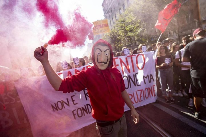 Roma, gli studenti in piazza con la maschera di Dalì come i protagonisti della serie tv 'La casa di carta' (Ansa)